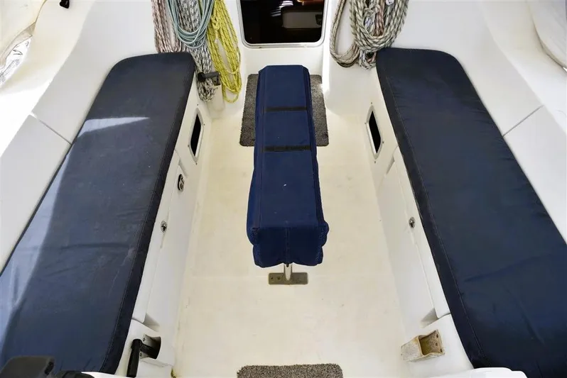  Yacht Photos Pics Interior of Beneteau Oceanis 473 yacht, year 2002.