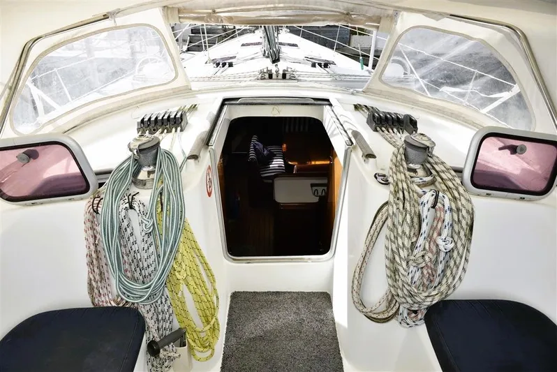  Yacht Photos Pics Cockpit of 2002 Beneteau Oceanis 473 sailboat.