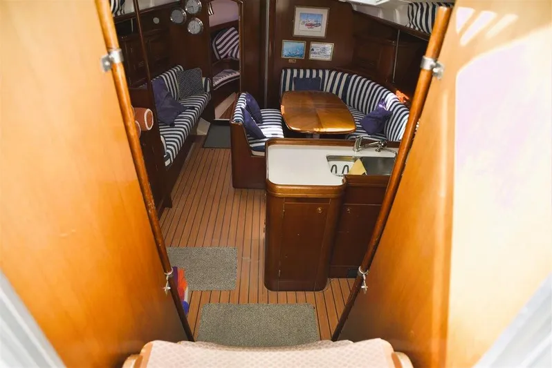  Yacht Photos Pics Interior of 2002 Beneteau Oceanis 473 yacht with wooden flooring and seating area.