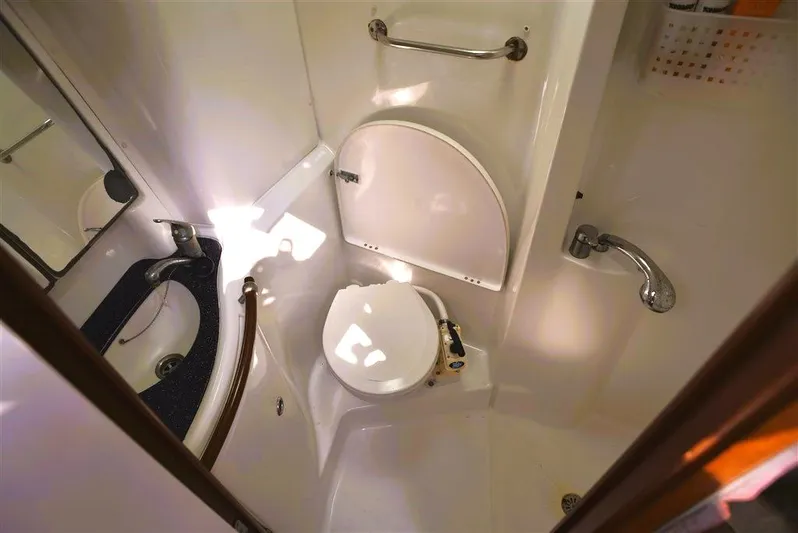  Yacht Photos Pics Interior of Beneteau Oceanis 473 yacht, bathroom view, year 2002.