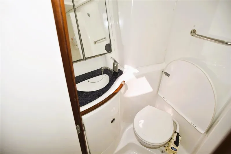  Yacht Photos Pics Beneteau Oceanis 473 2002 yacht bathroom interior view.