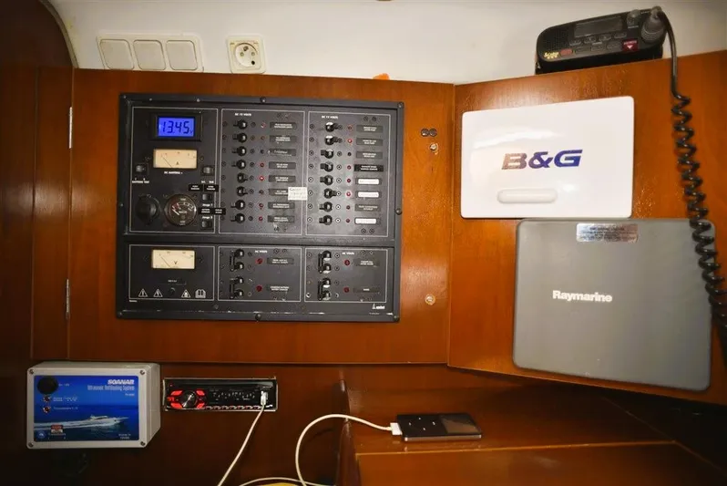  Yacht Photos Pics Beneteau Oceanis 473 2002 yacht control panel with navigation equipment.