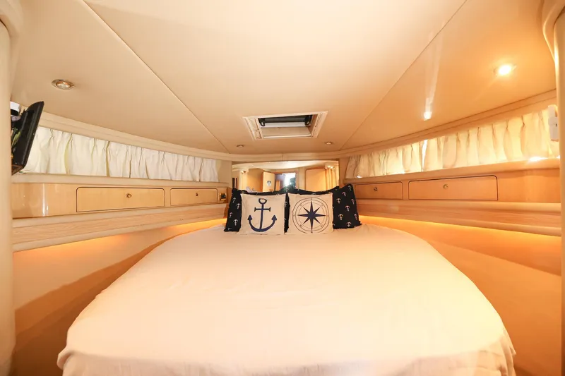 Chiquimu Yacht Photos Pics Luxurious cabin interior of 2000 Sea Ray 480 Sedan Bridge yacht.