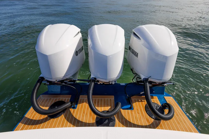 Rodzina Yacht Photos Pics Regulator 34 RODZINA - Triple Yamaha Engines