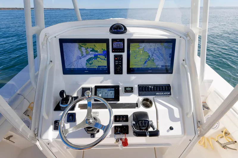 Rodzina Yacht Photos Pics Regulator 34 RODZINA - Helm Station