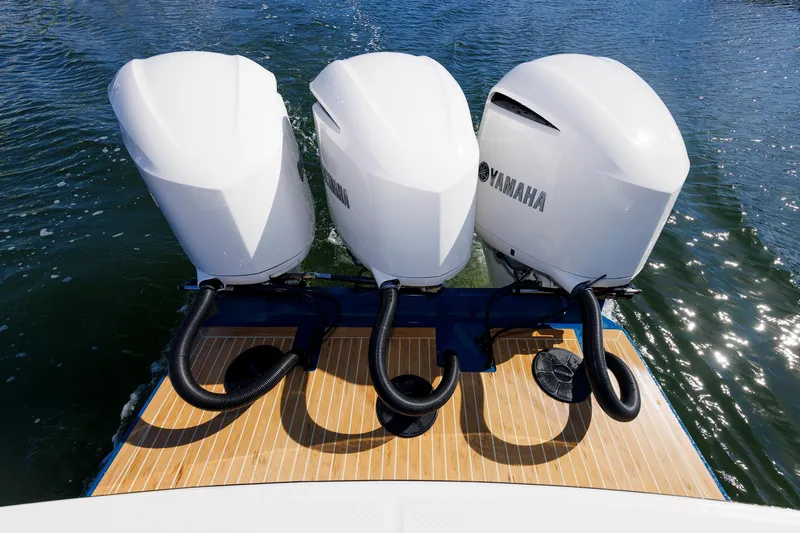 Rodzina Yacht Photos Pics Regulator 34 RODZINA - Triple Yamaha Engines