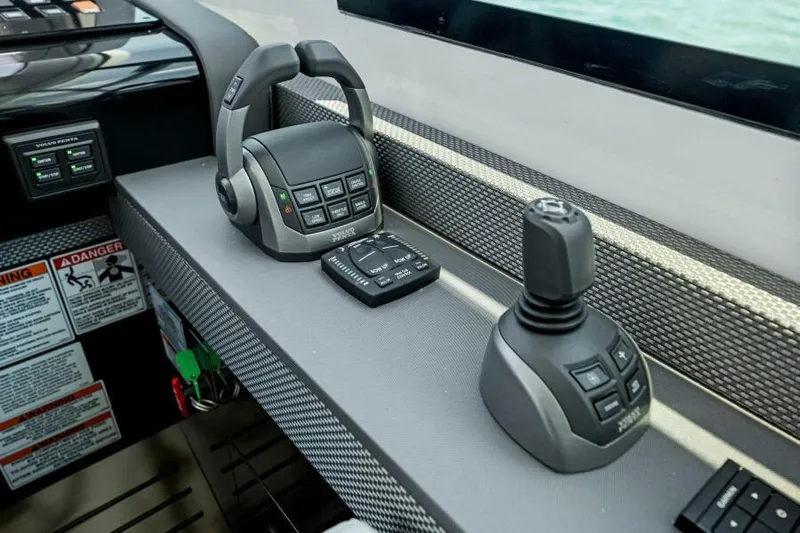 Mint 2 Bee Yacht Photos Pics Helm Controls