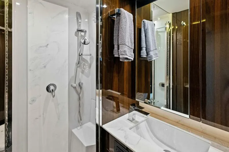 Mint 2 Bee Yacht Photos Pics Master Head