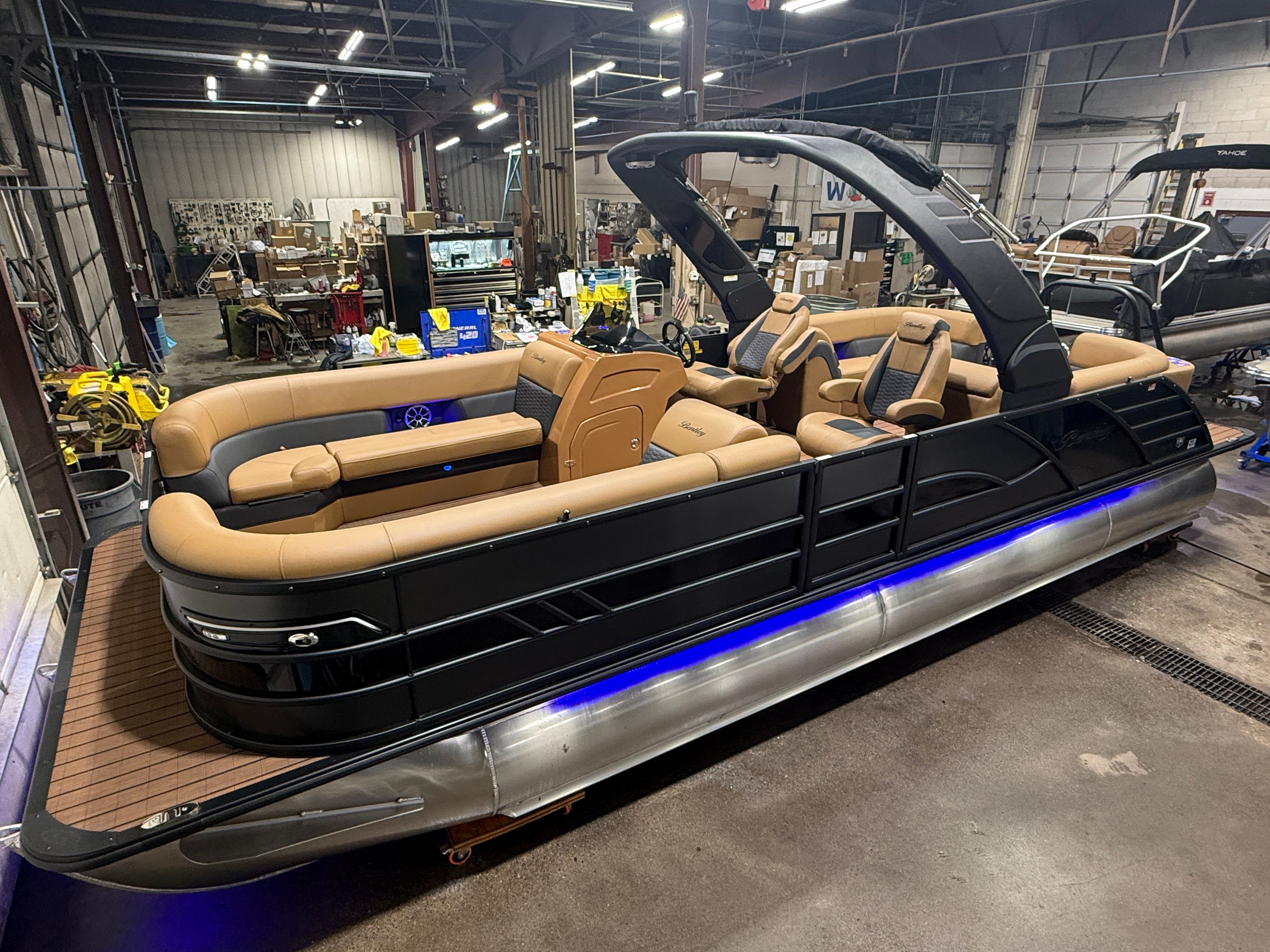 Bentley Pontoons Elite 253 Admiral Quad Lounge Tritoon & 350HP 4-Stroke EFI