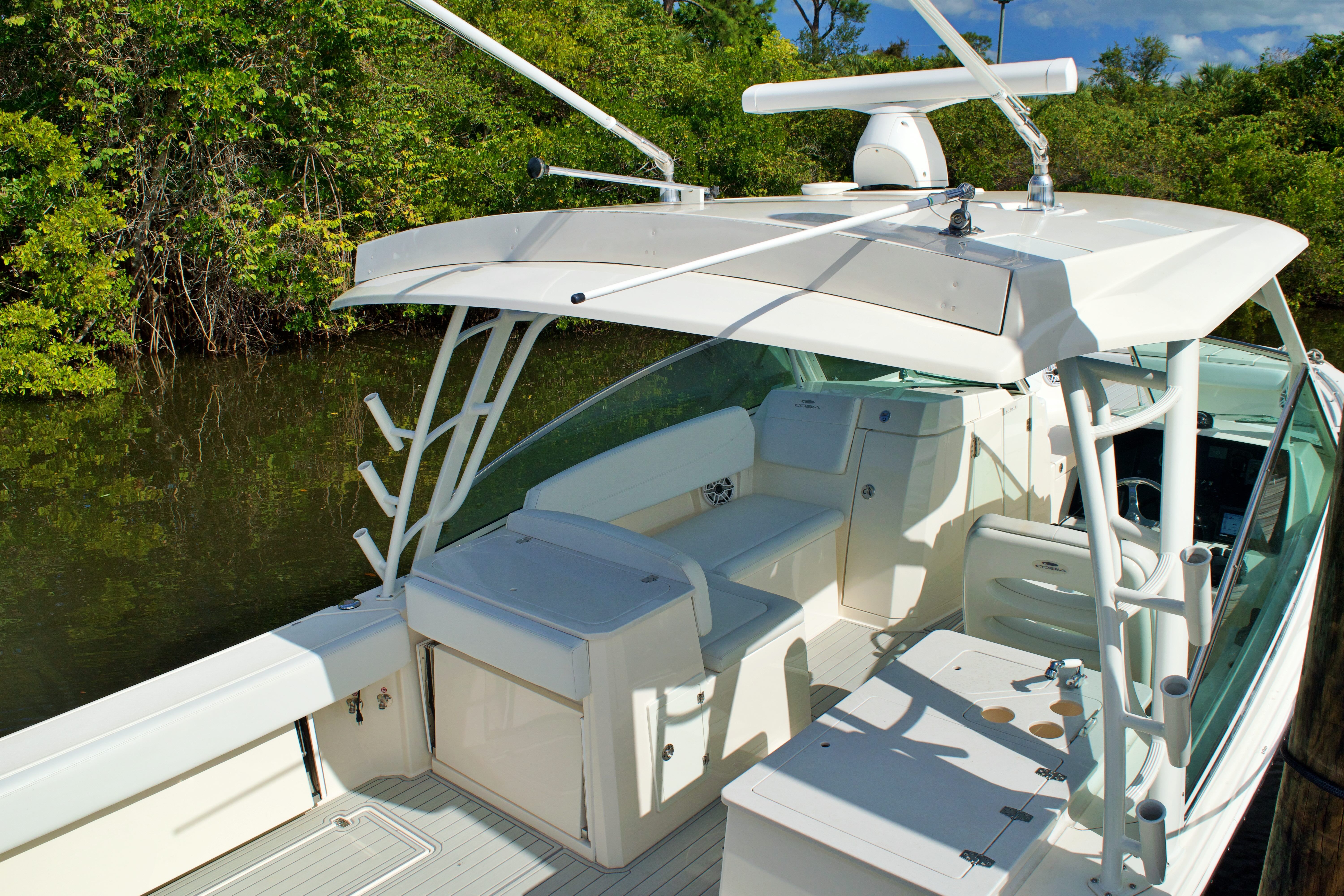 2020 COBIA 330 DC - Image 7