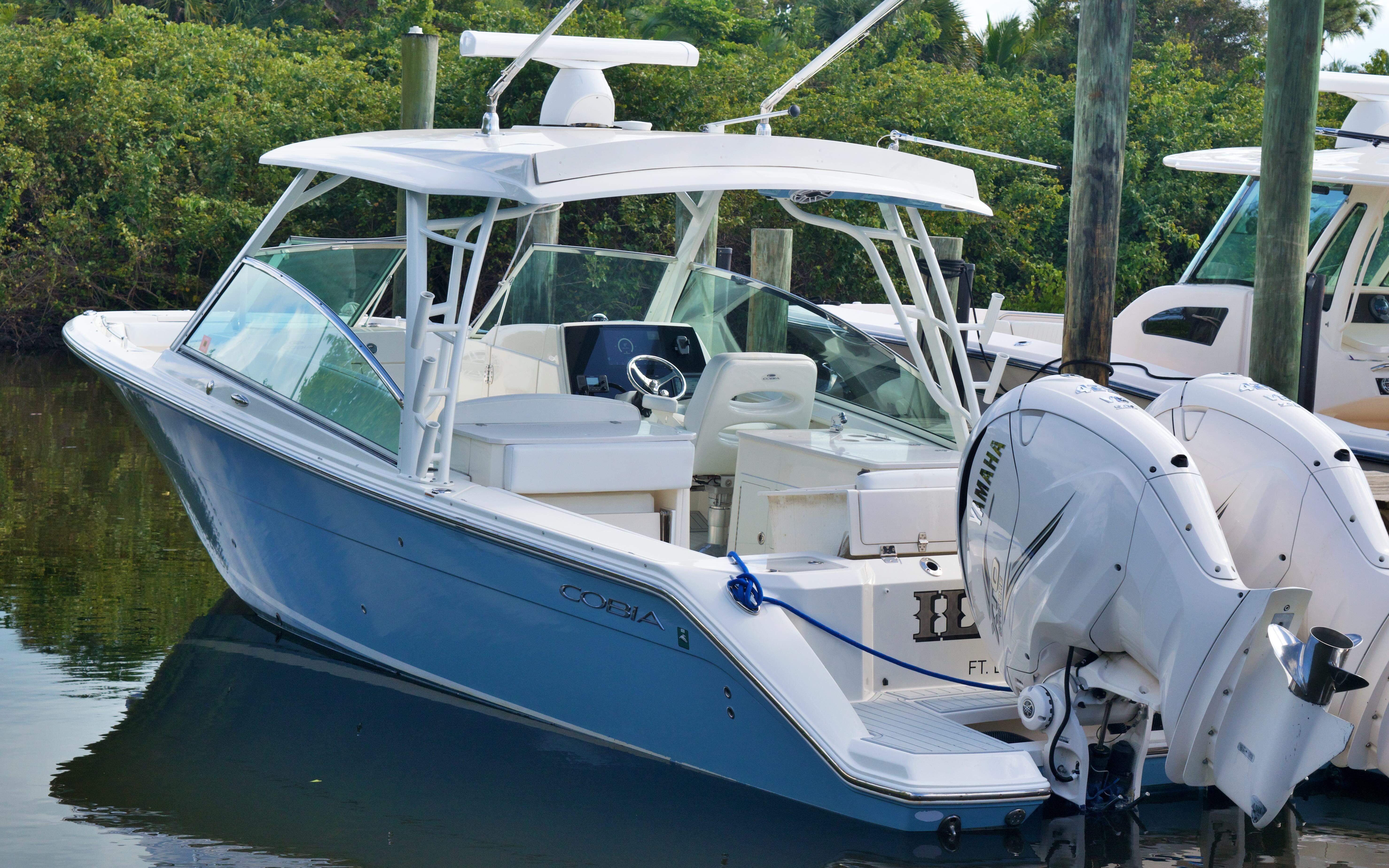 Cobia 330 Dual Console