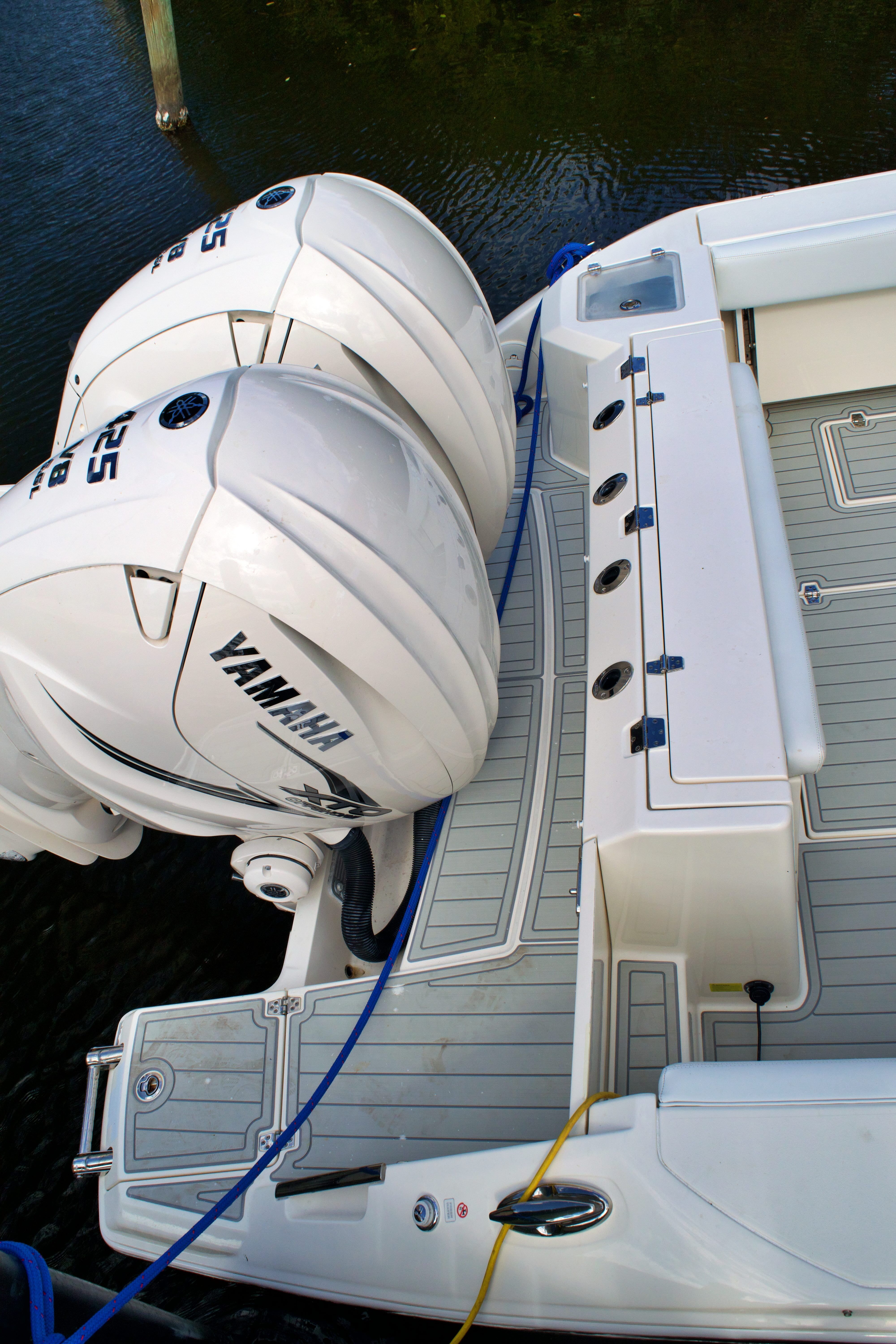 2020 COBIA 330 DC - Image 6