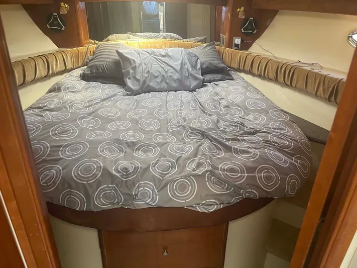 Spoonbill Yacht Photos Pics Cozy bedroom in 2006 Meridian 411 Sedan yacht with circular bed and patterned bedding.