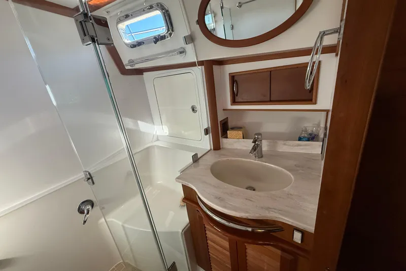 Haggis Xx Yacht Photos Pics Bathroom interior of 2017 Sabre 48 Salon Express yacht with sink and shower.