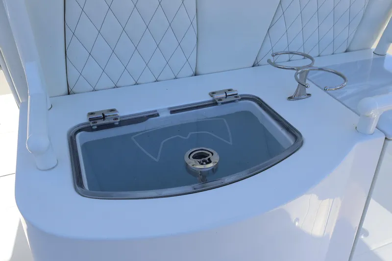  Yacht Photos Pics 2022 World Cat 280 CC-X boat console with livewell and cup holders.