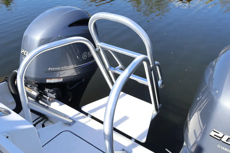  Yacht Photos Pics Boat with Yamaha outboard engines and swim ladder, World Cat 280 CC-X, 2022 model.