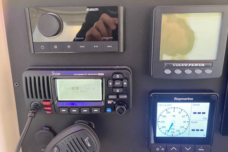 Gettsea Yacht Photos Pics Control panel of a 2008 Silverton 45 Convertible boat with navigation and communication equipment.