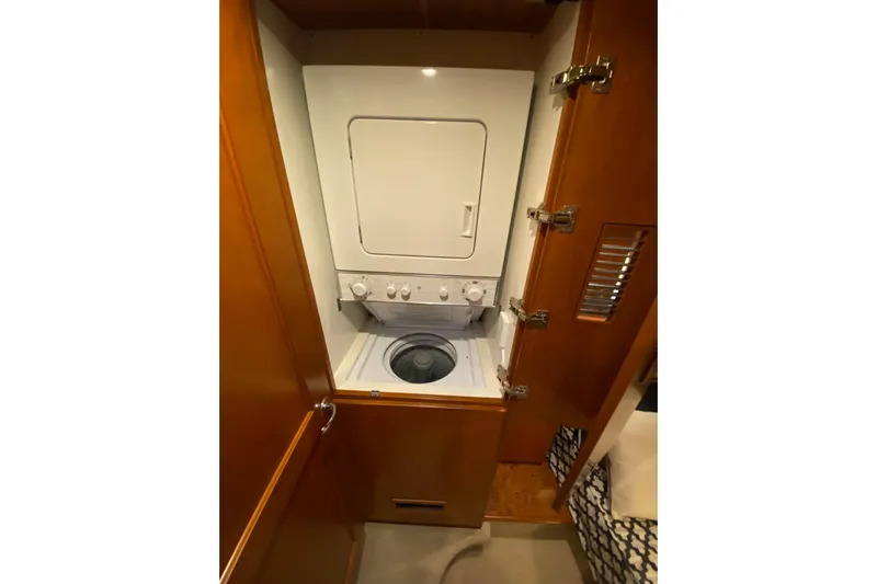 Gettsea Yacht Photos Pics 2008 Silverton 45 Convertible yacht with built-in washer and dryer unit.