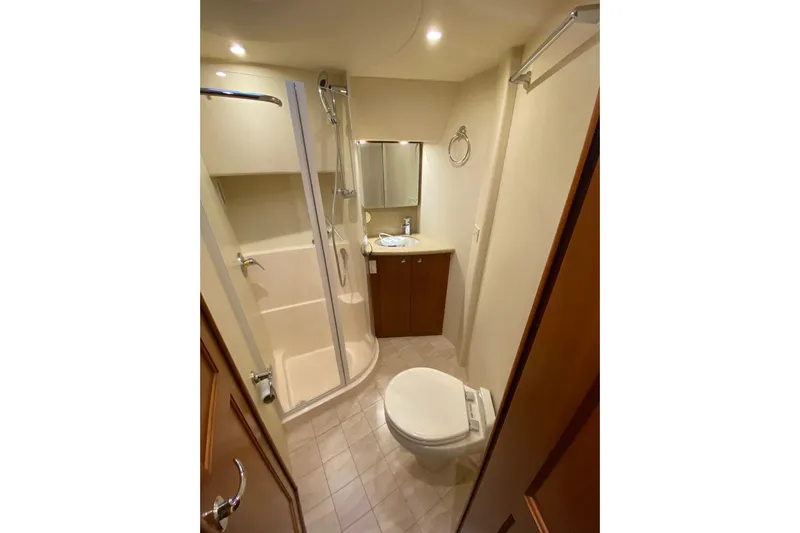 Gettsea Yacht Photos Pics Luxurious bathroom in 2008 Silverton 45 Convertible yacht with shower and toilet.