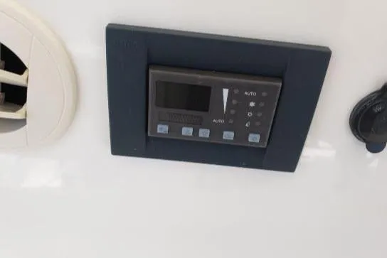 Gettsea Yacht Photos Pics Control panel on a 2008 Silverton 45 Convertible yacht dashboard.