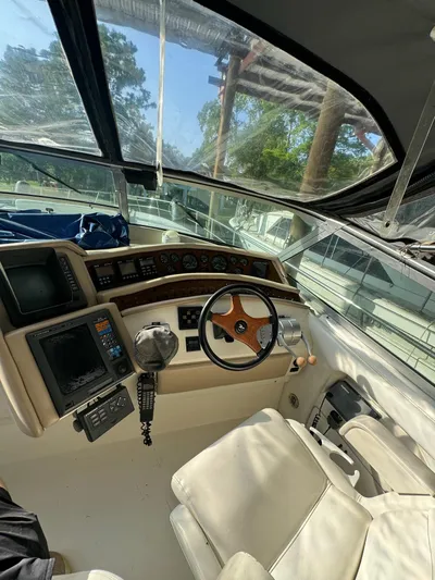 Deja Vue Yacht Photos Pics Interior cockpit of 1995 Sea Ray 500 yacht with steering wheel and navigation equipment.