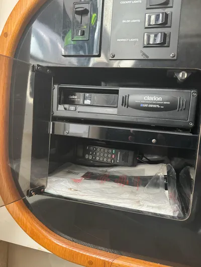 Deja Vue Yacht Photos Pics Control panel of a 1995 Sea Ray 500 with Clarion audio system and remote.