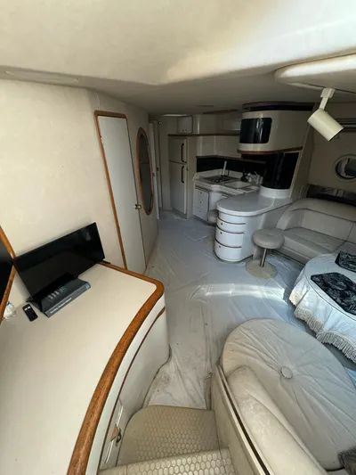 Deja Vue Yacht Photos Pics Interior of a 1995 Sea Ray 500 yacht with modern amenities and cozy seating.
