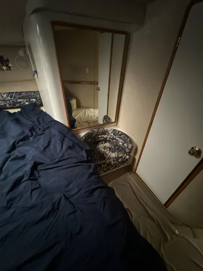 Deja Vue Yacht Photos Pics Interior cabin of a 1995 Sea Ray 500 yacht with bed and mirror.