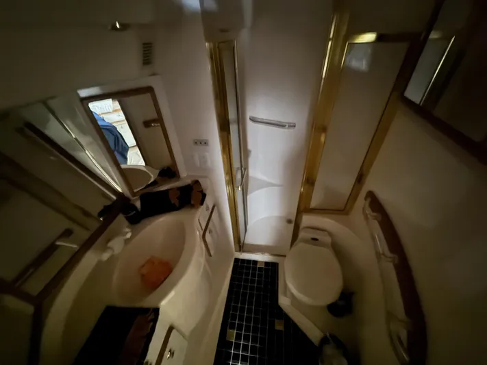 Deja Vue Yacht Photos Pics Luxurious bathroom in 1995 Sea Ray 500 yacht with shower and sink.