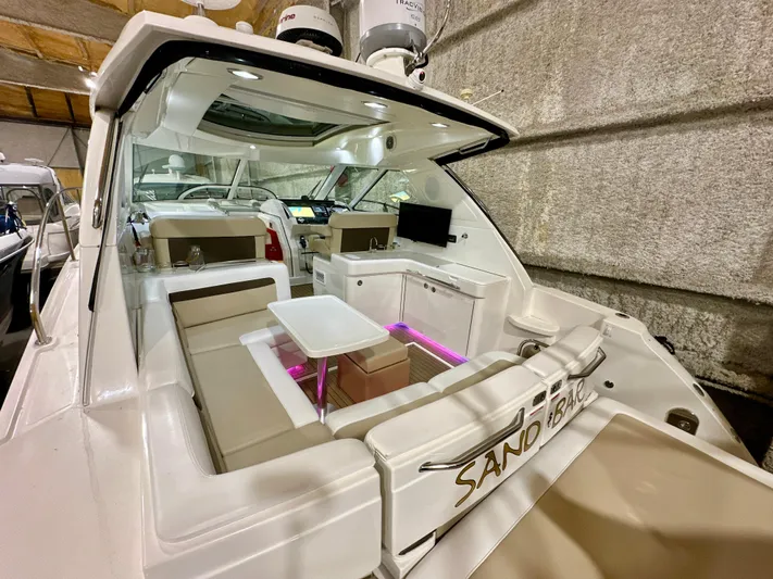 Sand Bar Yacht Photos Pics 2011 Sea Ray 450 Sundancer yacht interior with seating, table, and modern amenities.
