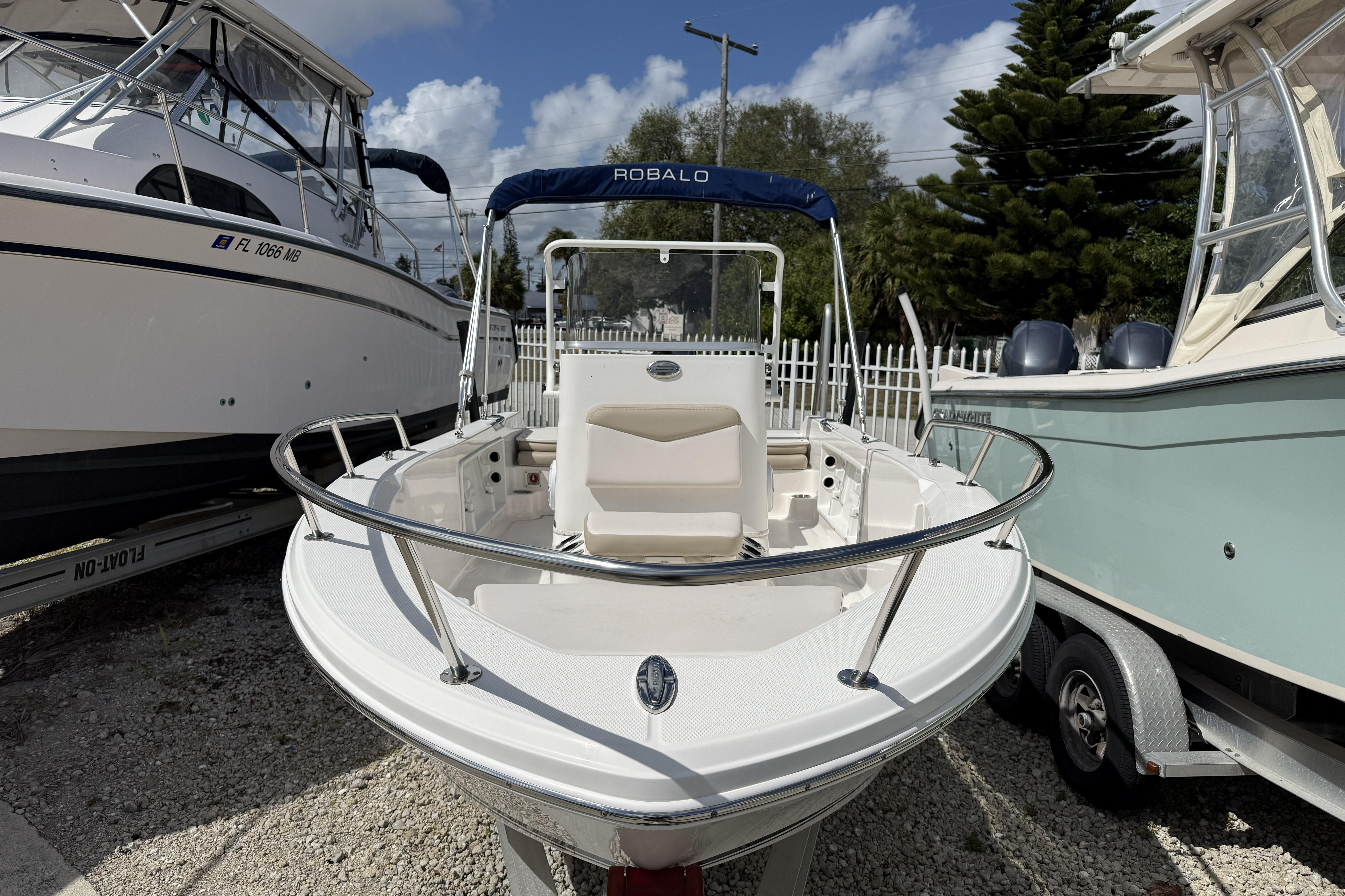 2017 Robalo R160 Center Console - Image 1