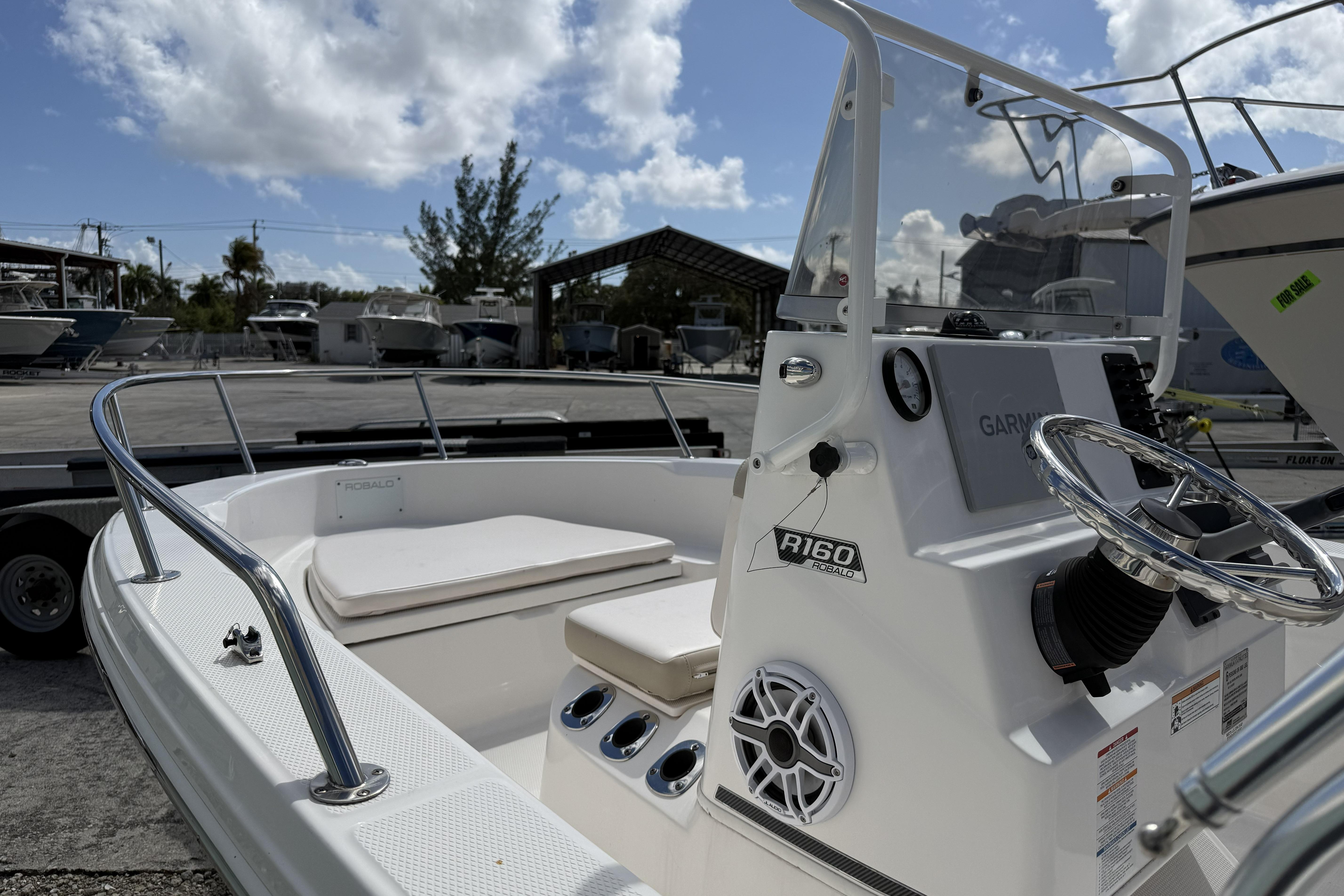 2017 Robalo R160 Center Console - Image 5