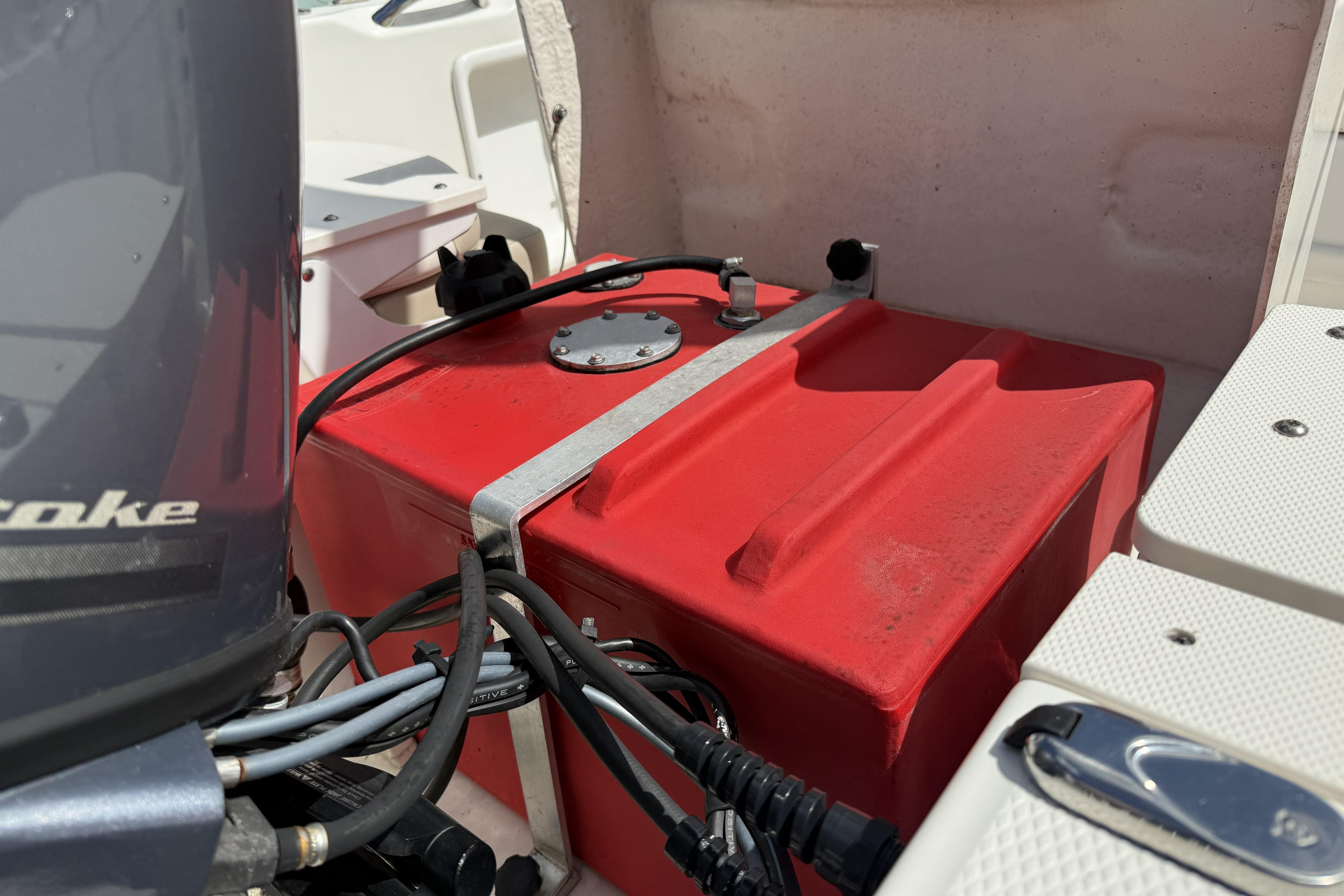 2017 Robalo R160 Center Console - Image 6
