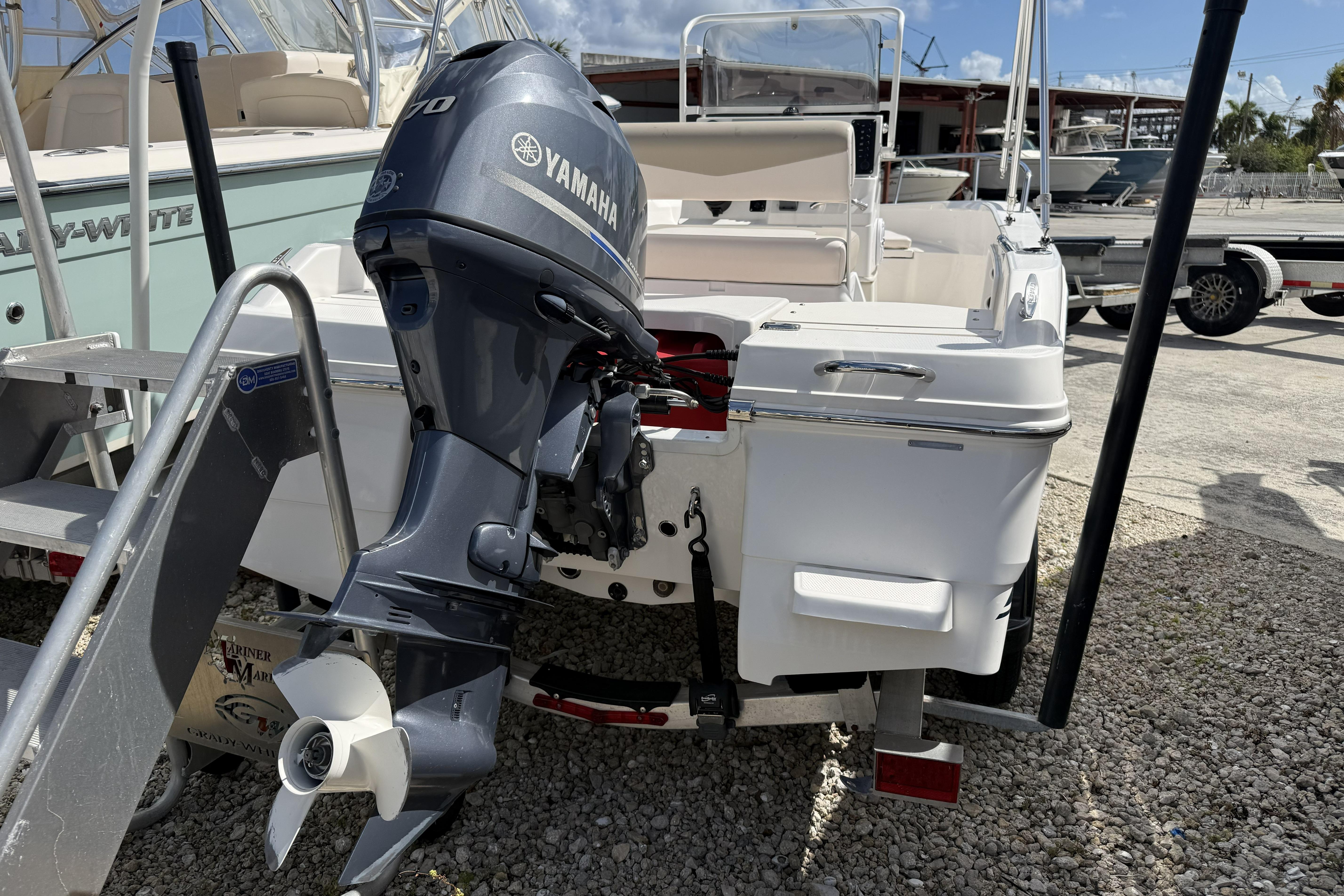 2017 Robalo R160 Center Console - Image 8