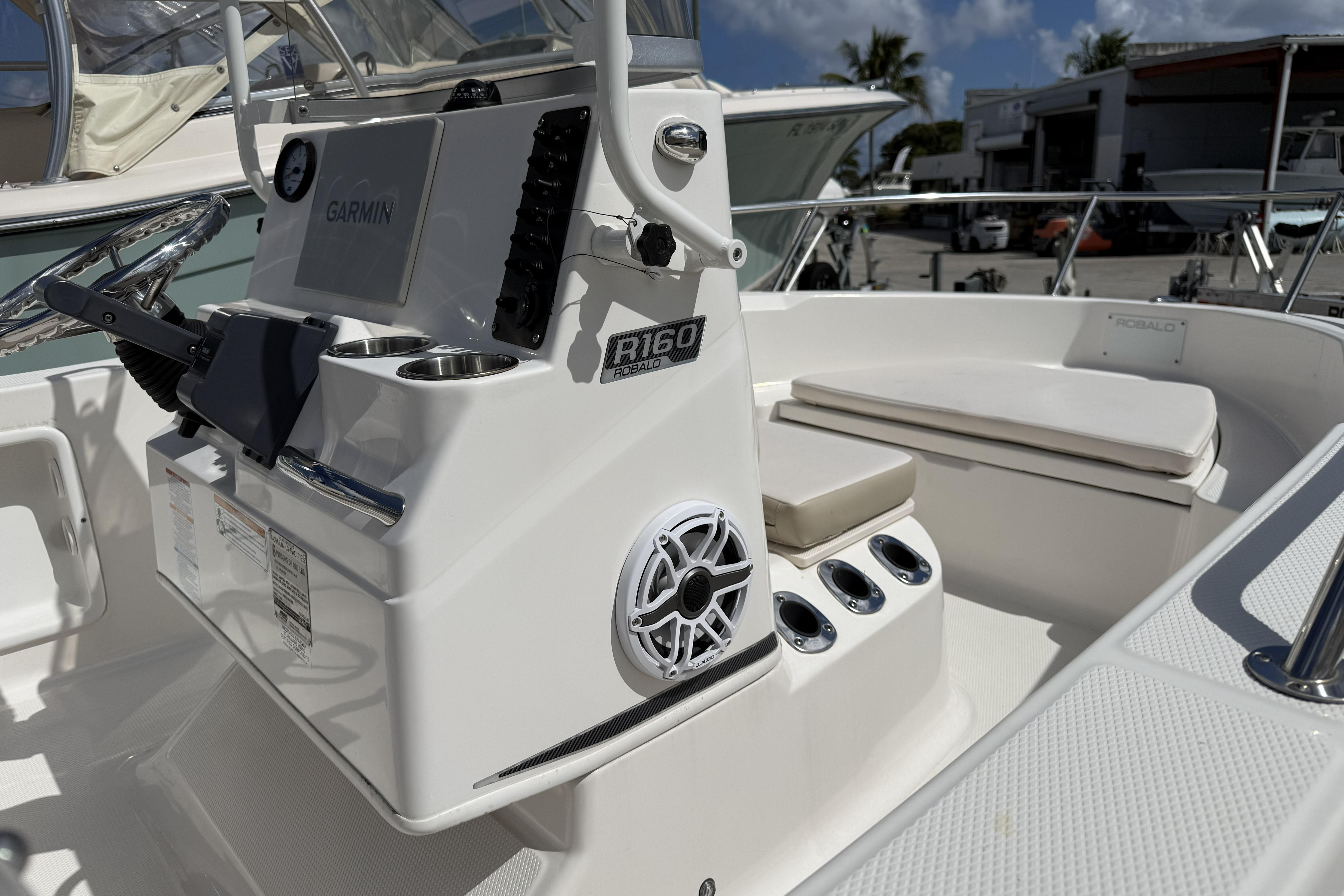 2017 Robalo R160 Center Console - Image 13