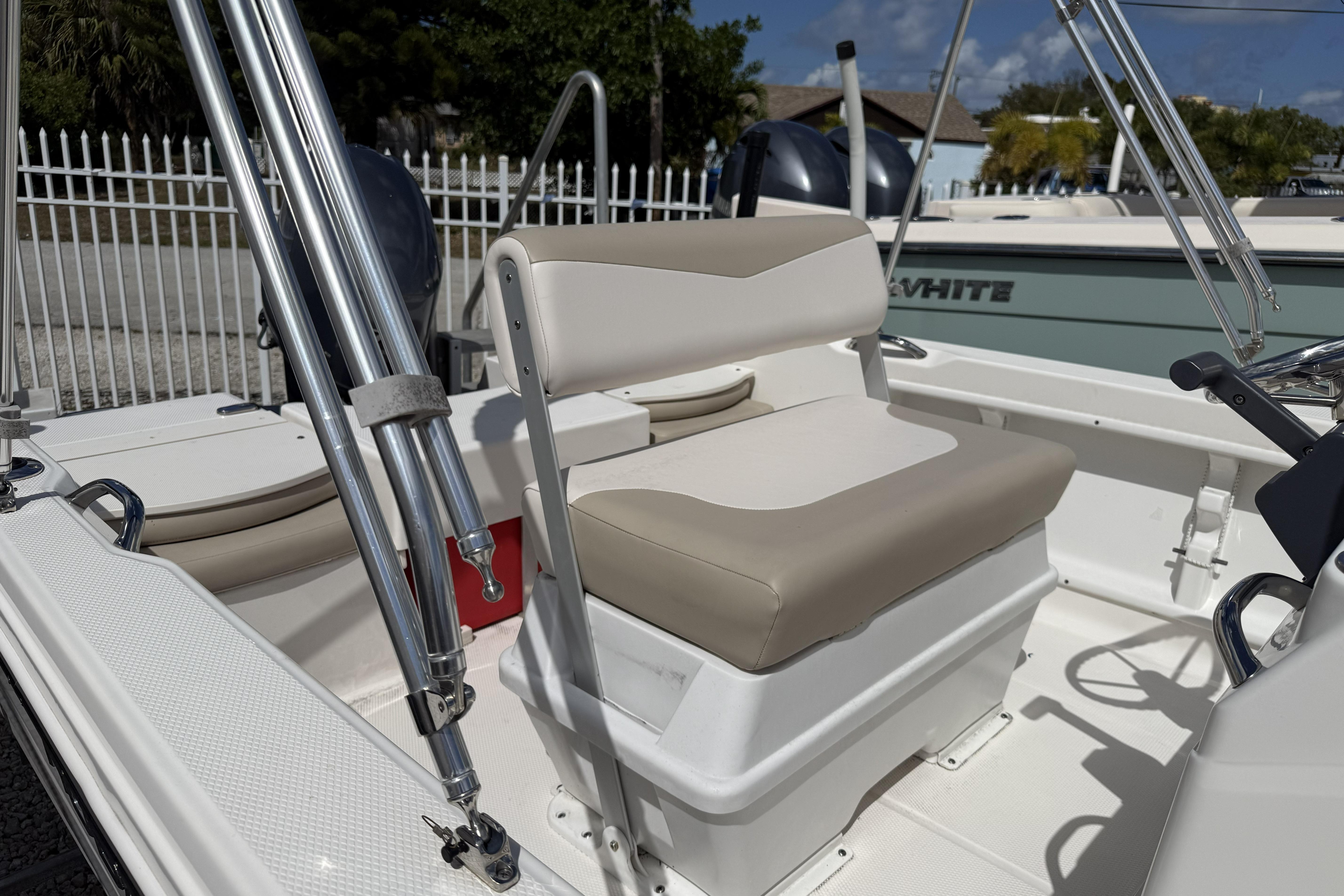 2017 Robalo R160 Center Console - Image 14
