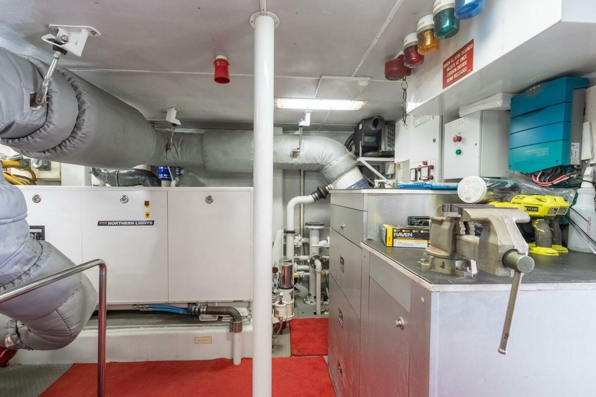 2001 Delta Marine 124 