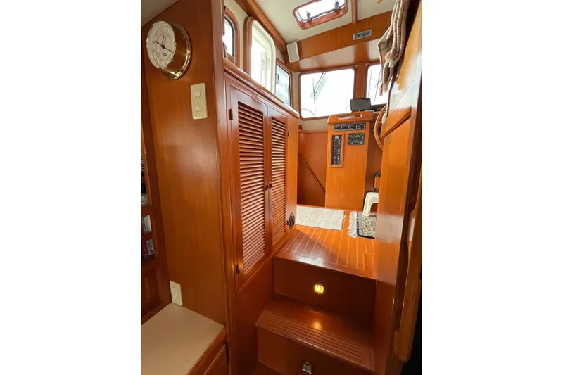 Abina Yacht Photos Pics Interior of 2001 Kadey-Krogen 39 yacht with wooden finishes and nautical decor.