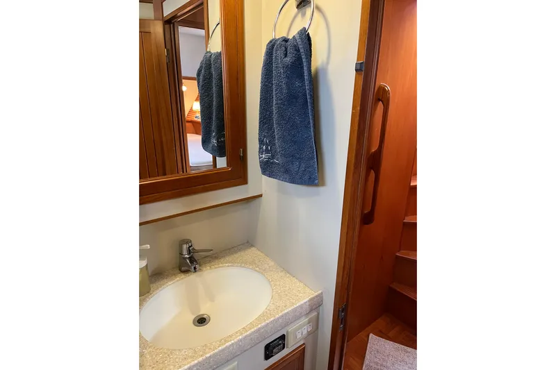 Abina Yacht Photos Pics Kadey-Krogen 39 (2001) yacht bathroom with sink, mirror, and towel.