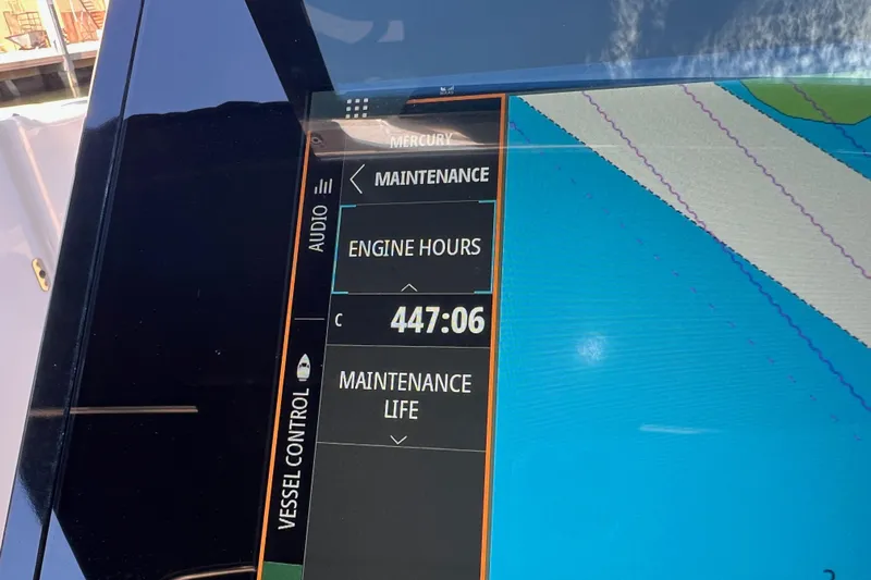 Helena Yacht Photos Pics Display screen showing engine hours on 2020 Sea Ray 280 SLX boat.