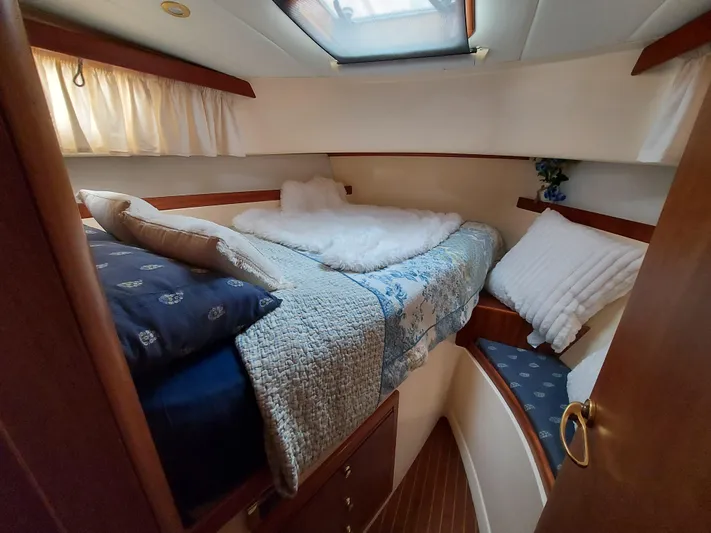 No Name Yacht Photos Pics Cozy cabin interior of 2001 Apreamare 10M CABINATO with comfortable bedding and natural light.