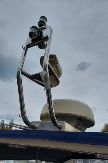 No Name Yacht Photos Pics Radar and antenna equipment on a 2001 Apreamare 10M Cabinato boat.