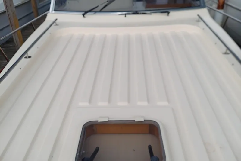 No Name Yacht Photos Pics 2001 Apreamare 10M Cabinato boat deck with hatch, showcasing sleek design.