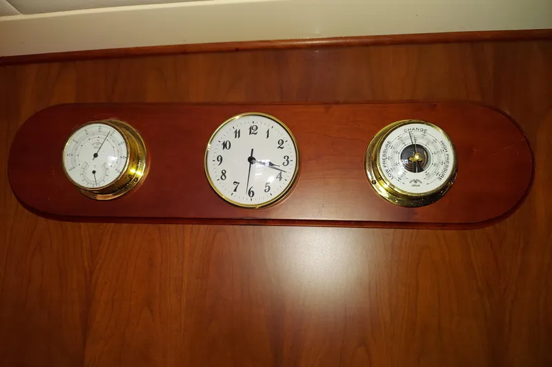 No Name Yacht Photos Pics Wall-mounted clock and barometers on Apreamare 10M Cabinato, 2001 model.