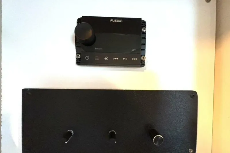  Yacht Photos Pics Fusion audio system controls on a 1998 Sea Ray 400 Sundancer yacht.