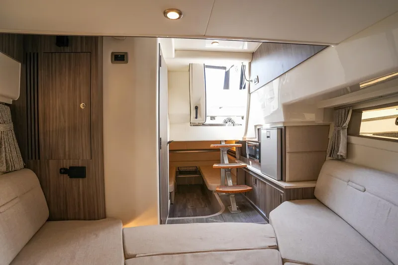  Yacht Photos Pics Interior of 2023 Sea Ray Sundancer 320 yacht, featuring modern seating and dining area.