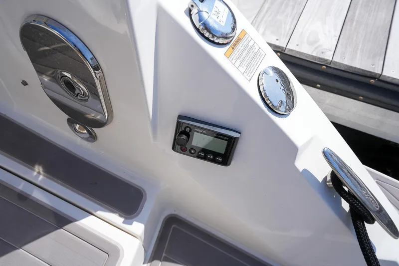  Yacht Photos Pics 2023 Sea Ray Sundancer 320 boat controls and deck details.