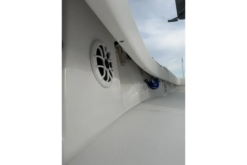  Yacht Photos Pics 2024 SeaHunter 28 Floridian boat interior with speaker detail, showcasing sleek design.