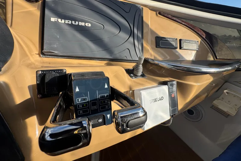 Coral Dreams Yacht Photos Pics Control panel of a 2003 Carver 444 Cockpit Motor Yacht with navigation equipment.