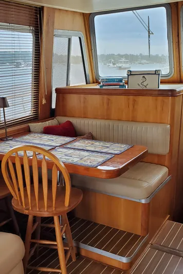 Pathfinder Yacht Photos Pics Interior of 2004 Mainship 400 Trawler with wooden dining area and large windows.